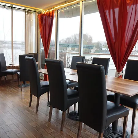 Botel Exigehome-large Houseboat With Rooftop And Near Paris-celine Dion
